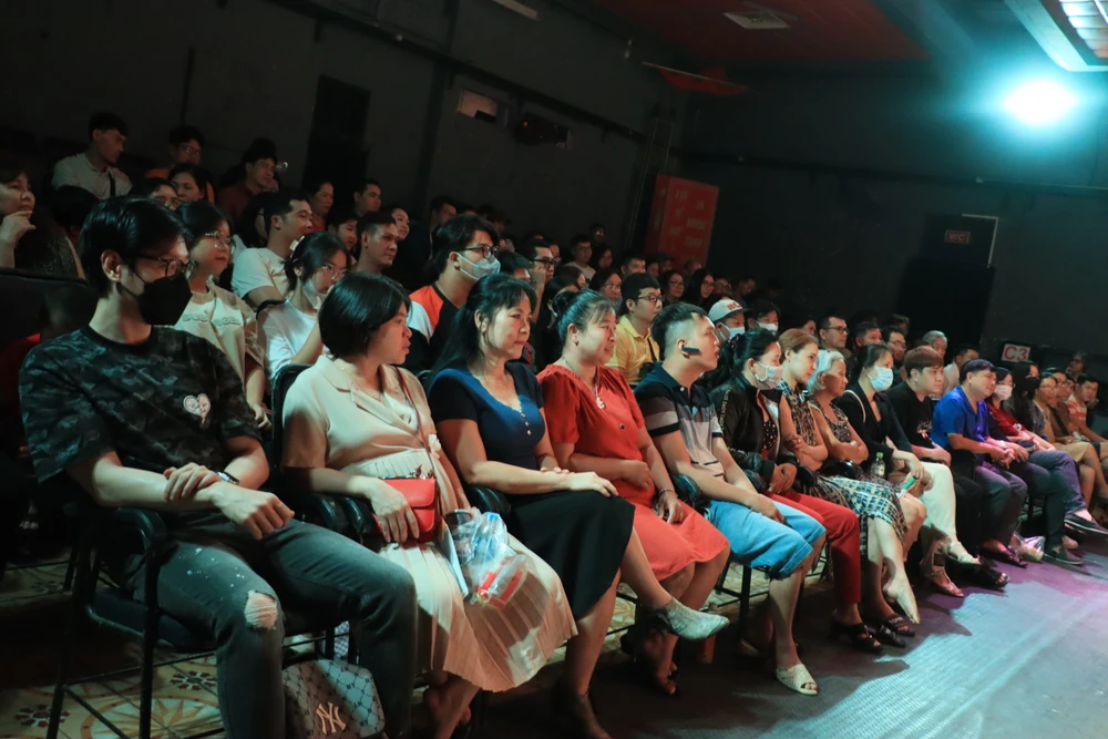 Dù đã muộn, nhiều khán giả vẫn nán lại xem hết vở và chia sẻ của nghệ sĩ