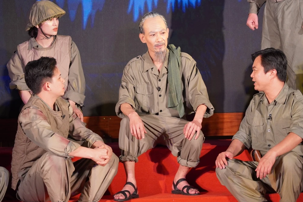 Các nghệ sĩ biểu diễn kịch với chủ đề về Bác Hồ trong hành trình Xuân Biên giới 2023