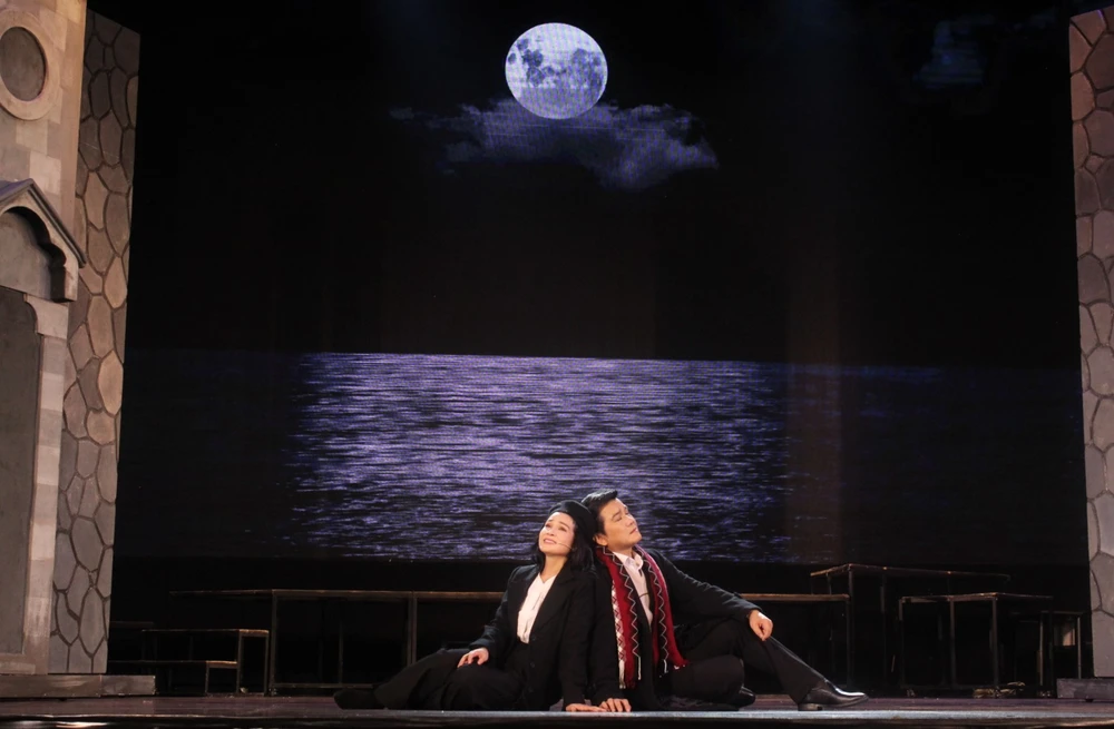 NSƯT Lê Tứ (phải) trong vở Câu hò đất mẹ. Ảnh: NINH LỘC