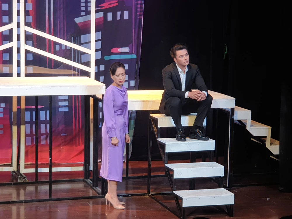 Hồng Ánh và Võ Minh Lâm trong vở "Em em chị chị". Ảnh: HÀ NGUYỄN