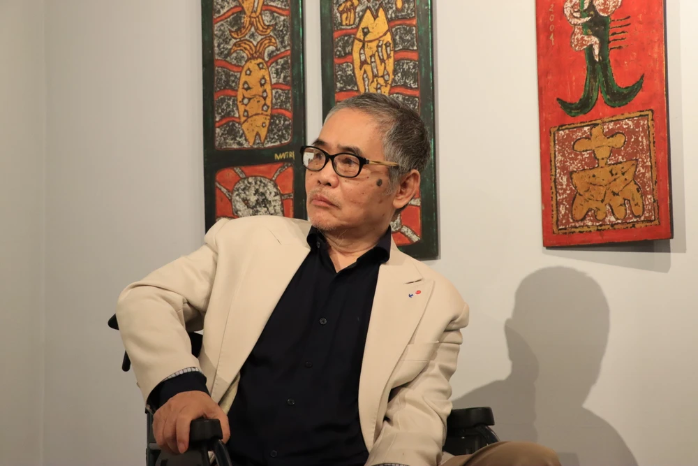 Họa sĩ Đào Minh Tri tại triển lãm "Ngược dòng- nửa thế kỷ hội họa". Ảnh: HÀ NGUYỄN