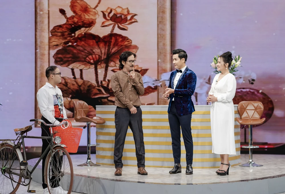 Nghệ sĩ Ngân Quỳnh và Văn Chung chia sẻ nhiều kỷ niệm tại chương trình. Ảnh: VTV