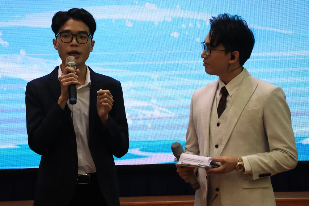 Tác giả Trần Văn Thiên, sinh viên ĐH Y Dược TP.HCM giao lưu tại buổi lễ