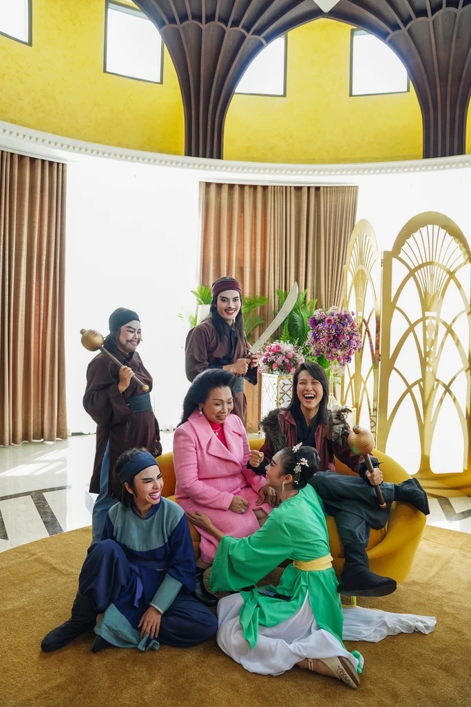 NSND Bạch Tuyết cùng các diễn viên trong hậu trường. Ảnh: NSX