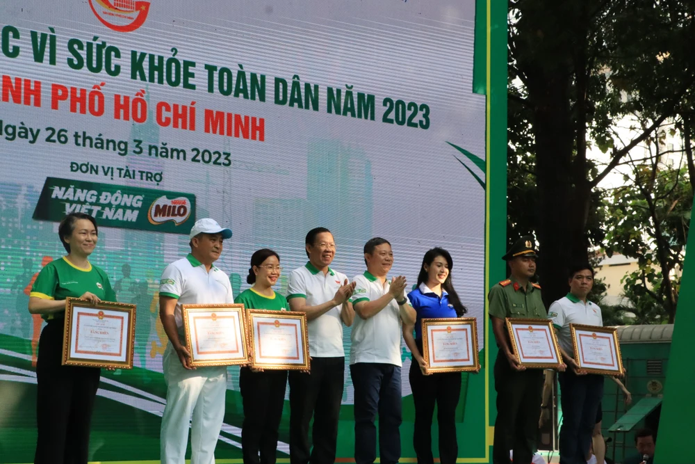 Ông Phan Văn Mãi và ông Dương Anh Đức trao tặng bằng khen cho các đơn vị tham gia.