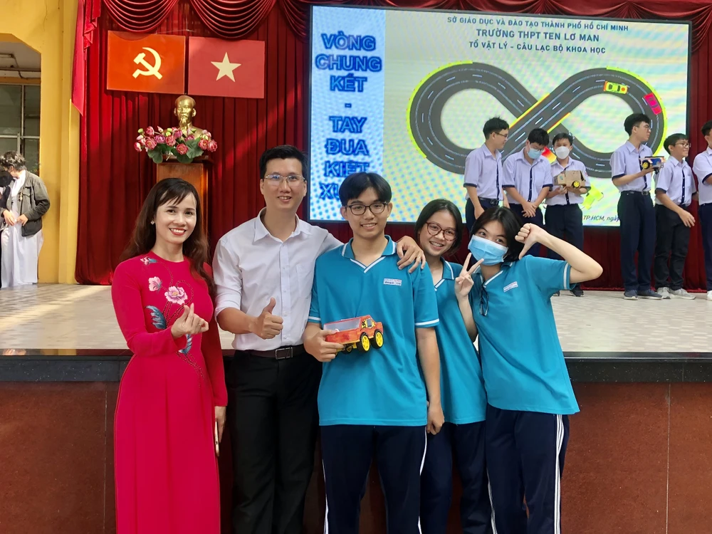 Thầy cô chụp hình kỉ niệm với đội thi Chung kết "Tay đua kiệt xuất".