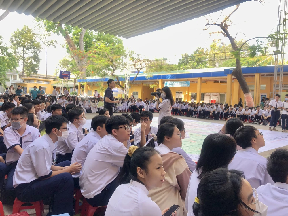 Học sinh chú ý theo dõi cuộc thi Chung kết "Tay đua kiệt xuất".