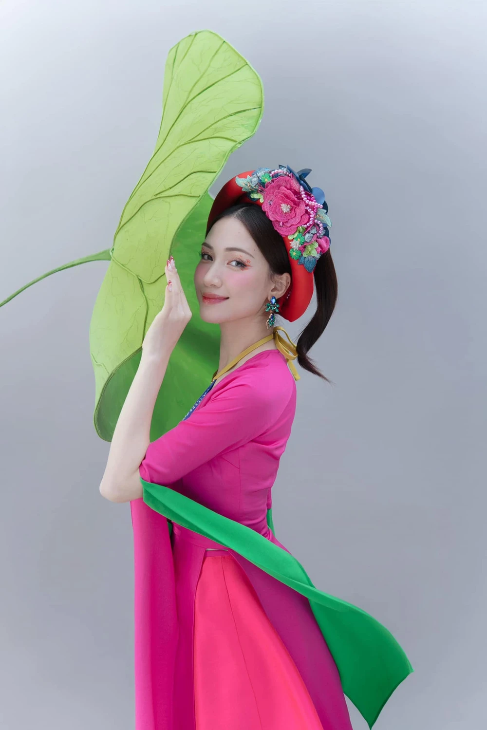 Thời gian qua, Hòa Minzy luôn chọn phong cách nữ tính khi xuất hiện trước khán giả. Ảnh: FBNV