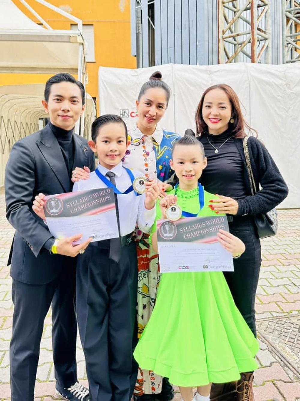 Gia đình Phan Hiển, Khánh Thi và con trai sau chiến thắng. Ảnh: FBNV