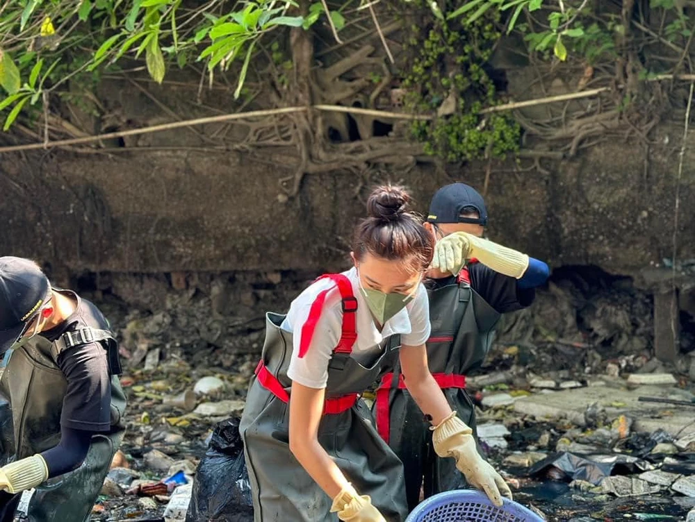 Người đẹp sinh năm 1998 tất bật cùng mọi người dọn rác. Ảnh: FBNV Người đẹp sinh năm 1998 tất bật cùng mọi người dọn rác. Ảnh: FBNV