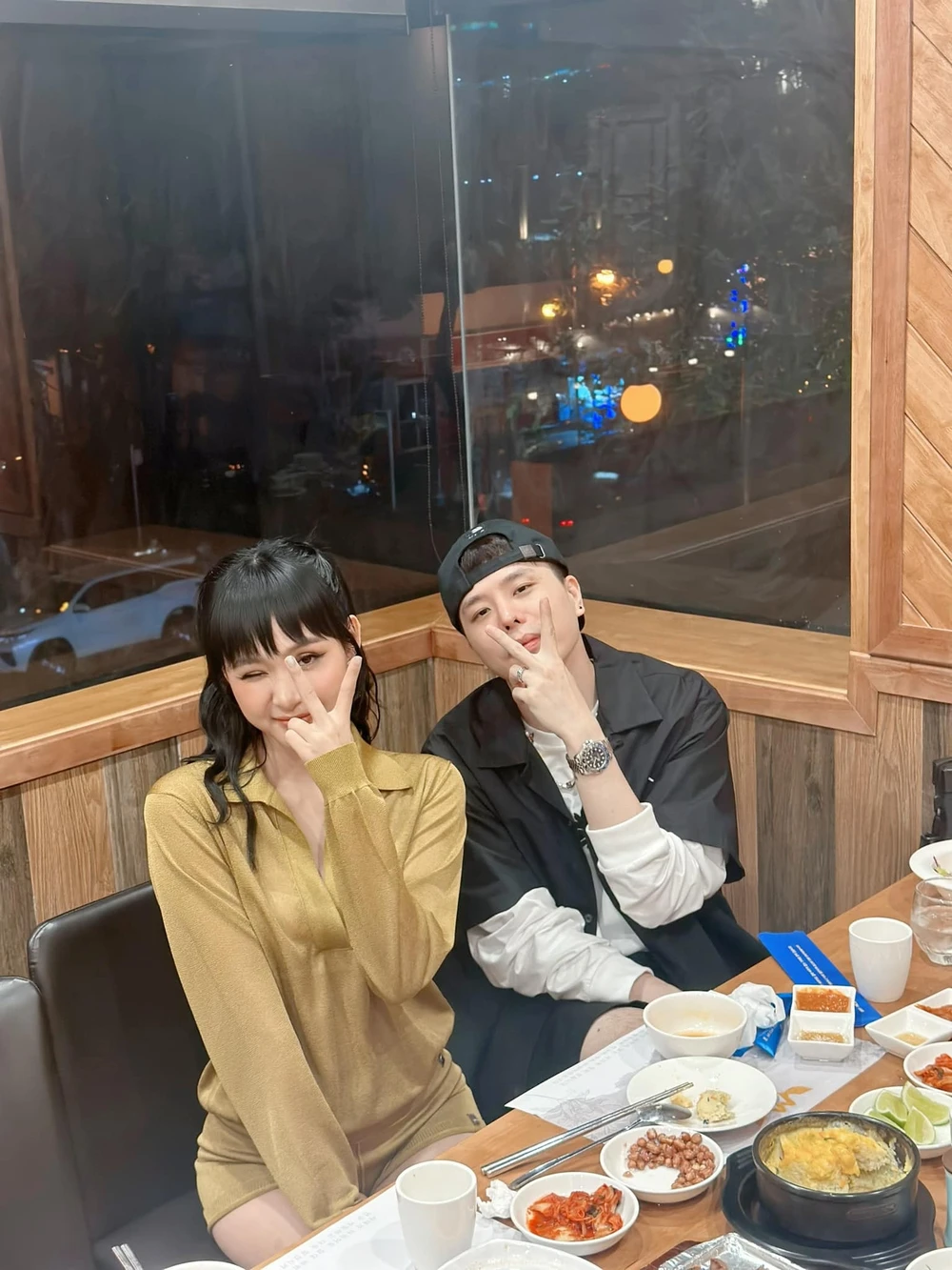 Hình ảnh Trịnh Thăng Bình và Hiền Hồ chụp cùng nhau đã được xoá. Ảnh: FBNV