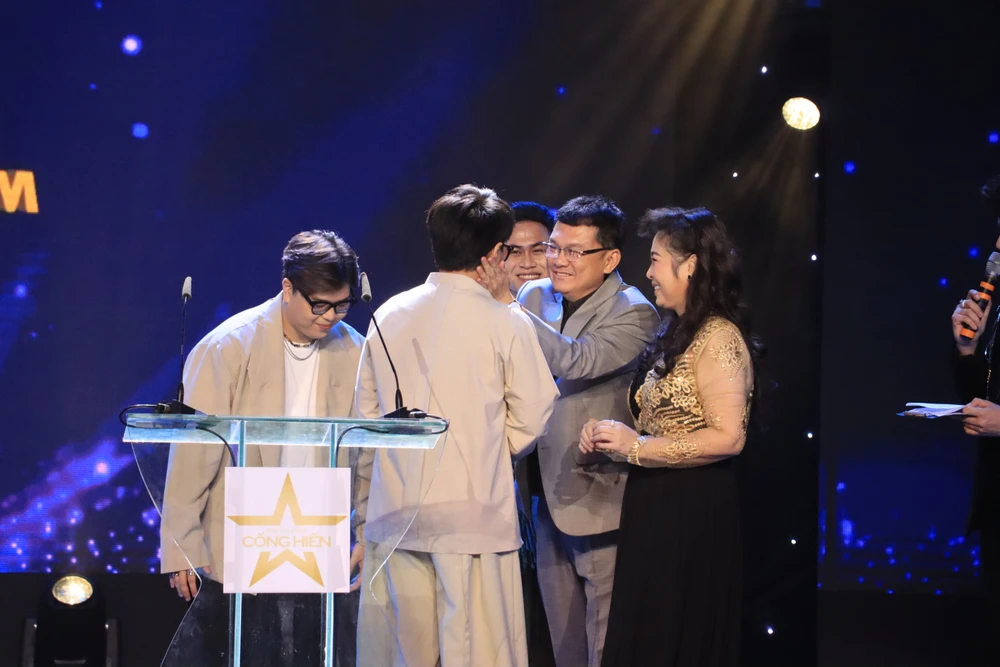 NSND Hồng Vân, NSƯT Hữu Châu chúc mừng chiến thắng của nhóm. Ảnh: H.N