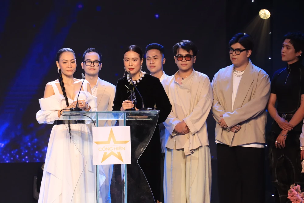 Ca sĩ Thu Minh giải Album của năm (album Link) cho Hoàng Thùy Linh. Ảnh: H.N