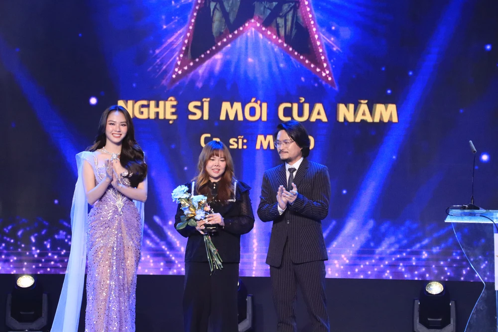 Đại diện của MONO nhận thay nam ca sĩ. Ảnh: H.N