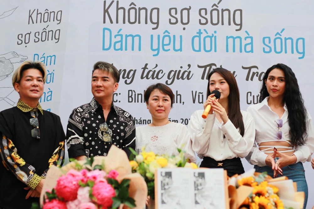 Ca sĩ Đàm Vĩnh Hưng cùng các nghệ sĩ tham dự buổi ra mắt sách Ca sĩ Đàm Vĩnh Hưng cùng các nghệ sĩ tham dự buổi ra mắt sách
