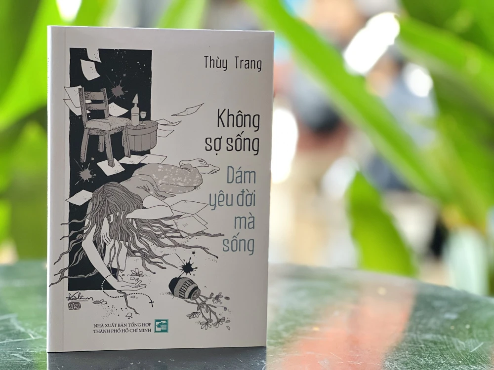 Tự truyện "Không sợ sống - Dám yêu đời mà sống" của nhà báo, tác giả Thùy Trang. Ảnh: H.N Tự truyện "Không sợ sống - Dám yêu đời mà sống" của nhà báo, tác giả Thùy Trang. Ảnh: H.N
