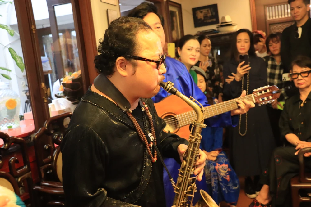 Nam nghệ sĩ đã có thể tự tin thổi Saxsophone thể hiện hai ca khúc Giọt nước mắt cho quê hương và Nhớ mùa thu Hà Nội của cố nhạc sĩ Trịnh Công Sơn. Ảnh: HÀ NGUYỄN
