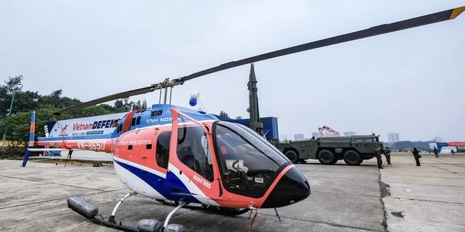 Chiếc trực thăng Bell 505 số hiệu VN-8650 tại triển lãm quốc phòng quốc tế diễn ra hồi tháng 12-2022 - Ảnh: Nam Trần