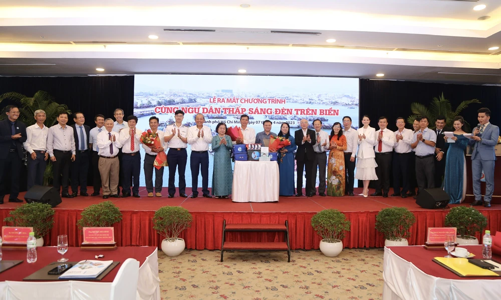 Lễ ra mắt chương trình "Cùng ngư dân thắp sáng đèn trên biển". Ảnh: TRƯỜNG GIANG