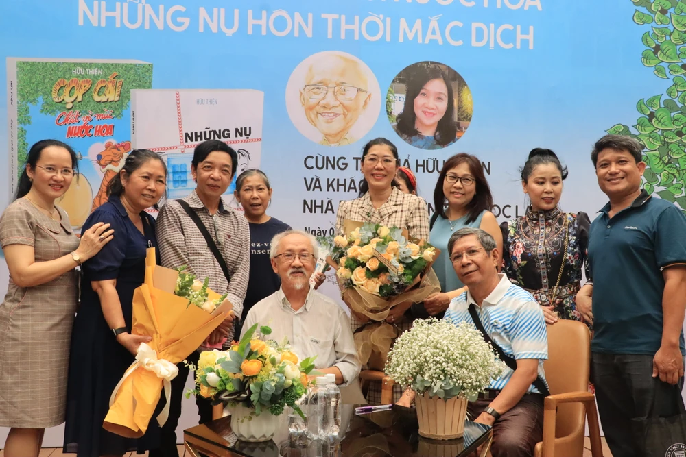 Đông đảo bạn bè, học trò đến chúc mừng buổi ra mắt sách của tác giả Hữu Thiện.