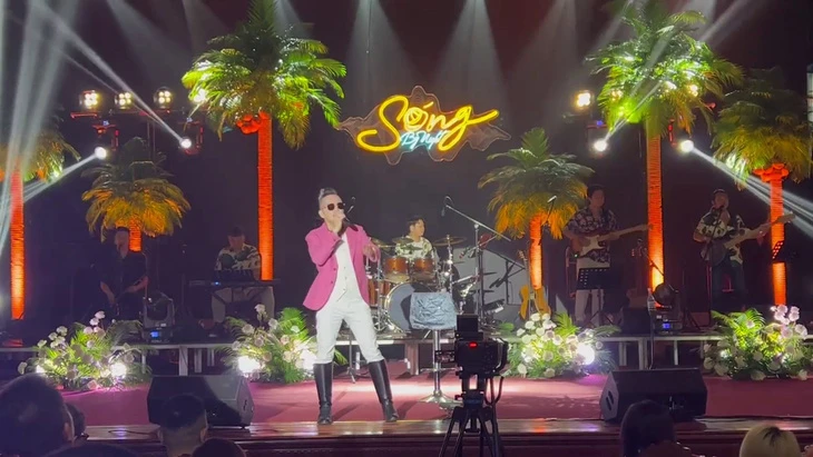 Ca sĩ Jimmii Nguyễn biểu diễn tại đêm nhạc 7-4, diễn ra ở Cung văn hóa Hữu nghị Việt - Tiệp, TP Hải Phòng. Ảnh: KIM HOÀN