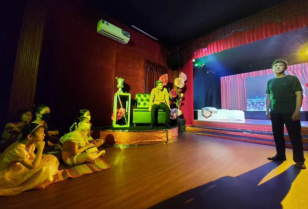 Được biết, Trung tâm Bồi dưỡng nghệ thuật sân khấu được tổ chức tại trụ sở Hội Sân khấu TPHCM (số 5B Võ Văn Tần, quận 3, TPHCM) do NSƯT Trịnh Kim Chi, Phó Chủ tịch Hội Sân khấu TPHCM trực tiếp phụ trách và bước vào hoạt động trong tháng 5-2023.