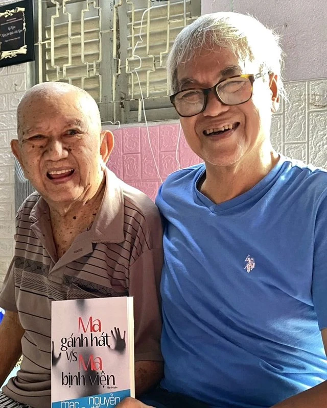 Nghệ sĩ, nhà văn Mạc Can và nhà báo, nhà văn Nguyễn Đông Thức cùng tác phẩm Ma gánh hát v/s Ma bịnh viện. Ảnh: CTV Nghệ sĩ, nhà văn Mạc Can và nhà báo, nhà văn Nguyễn Đông Thức cùng tác phẩm Ma gánh hát v/s Ma bịnh viện. Ảnh: CTV