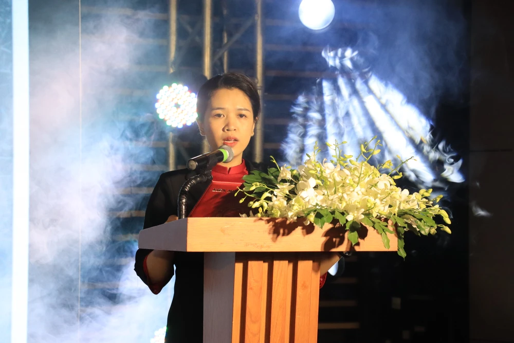 Bà Võ Lưu Lan Uyên, Phó Tổng thư ký Tổ chức Kỷ lục Việt Nam phát biểu tại buổi lễ Bà Võ Lưu Lan Uyên, Phó Tổng thư ký Tổ chức Kỷ lục Việt Nam phát biểu tại buổi lễ