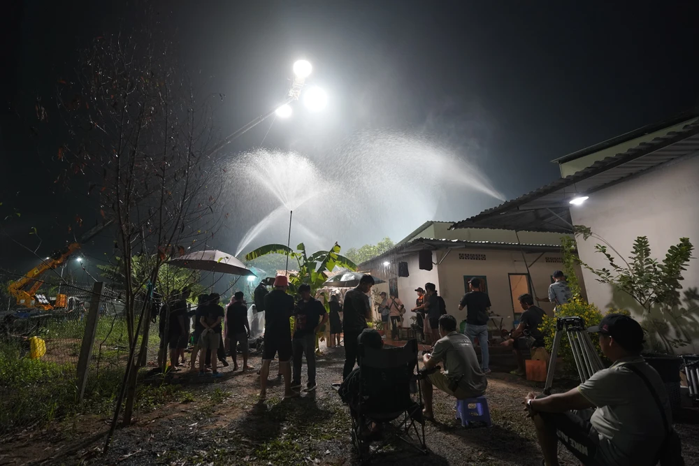 Nhà trọ cùng những cơn mưa được Lý Hải tự dựng để phục vụ cho Lật mặt 6. Ảnh: ĐPCC