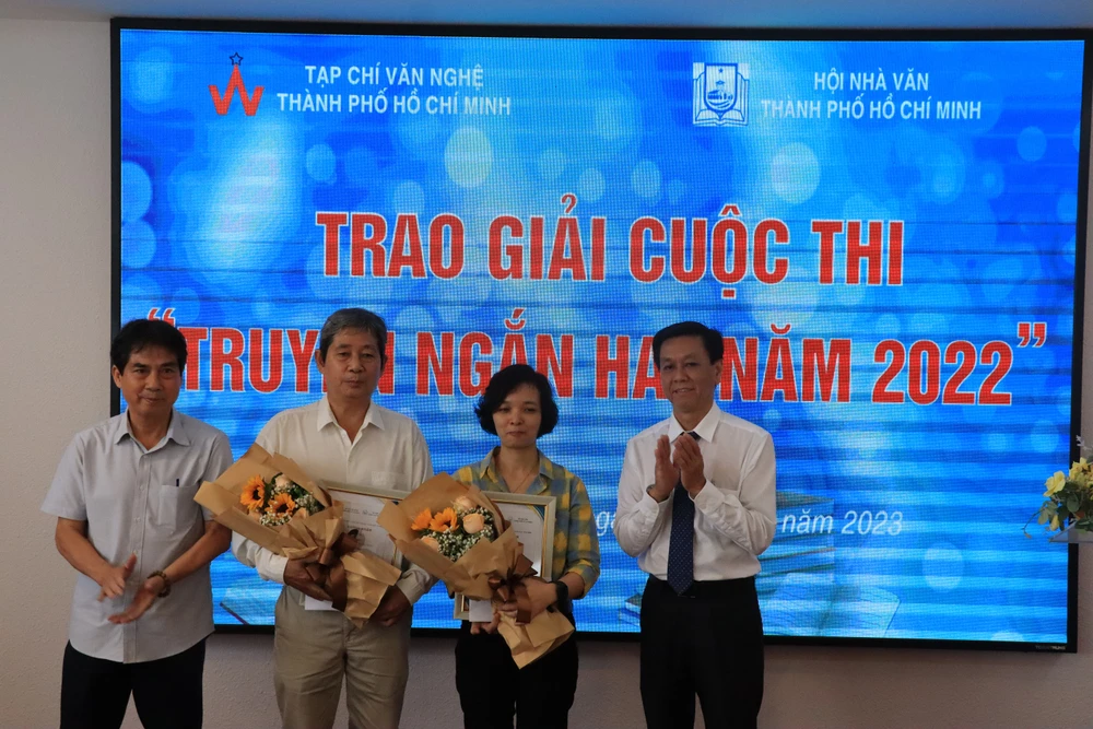 Hai tác giả Cao Chiến và Lệ Hằng nhận giải nhì cuộc thi.