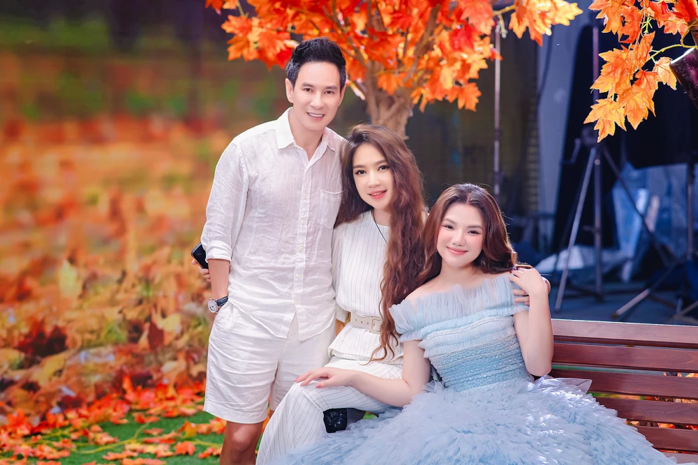 Lý Hải, Minh Hà cùng Myra Trần sau hậu trường MV. Ảnh: NSCC