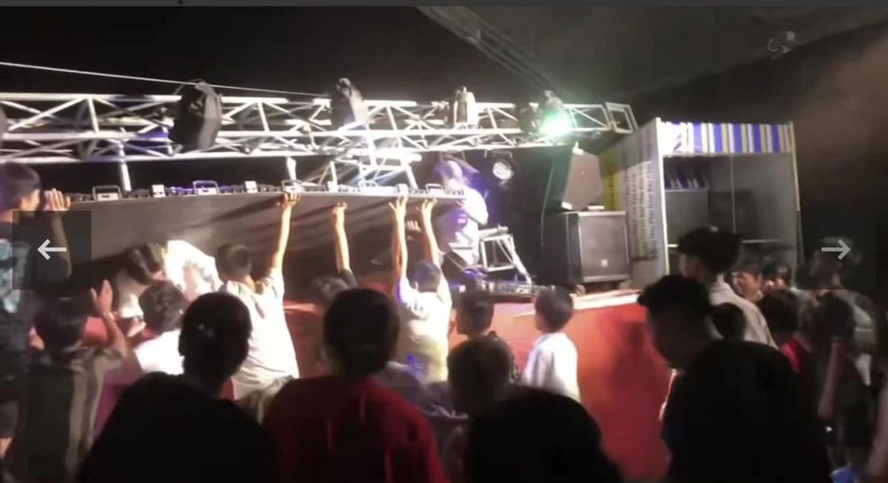 Tấm đèn led ngã đè trúng hai vũ công. Ảnh: Chụp màn hình