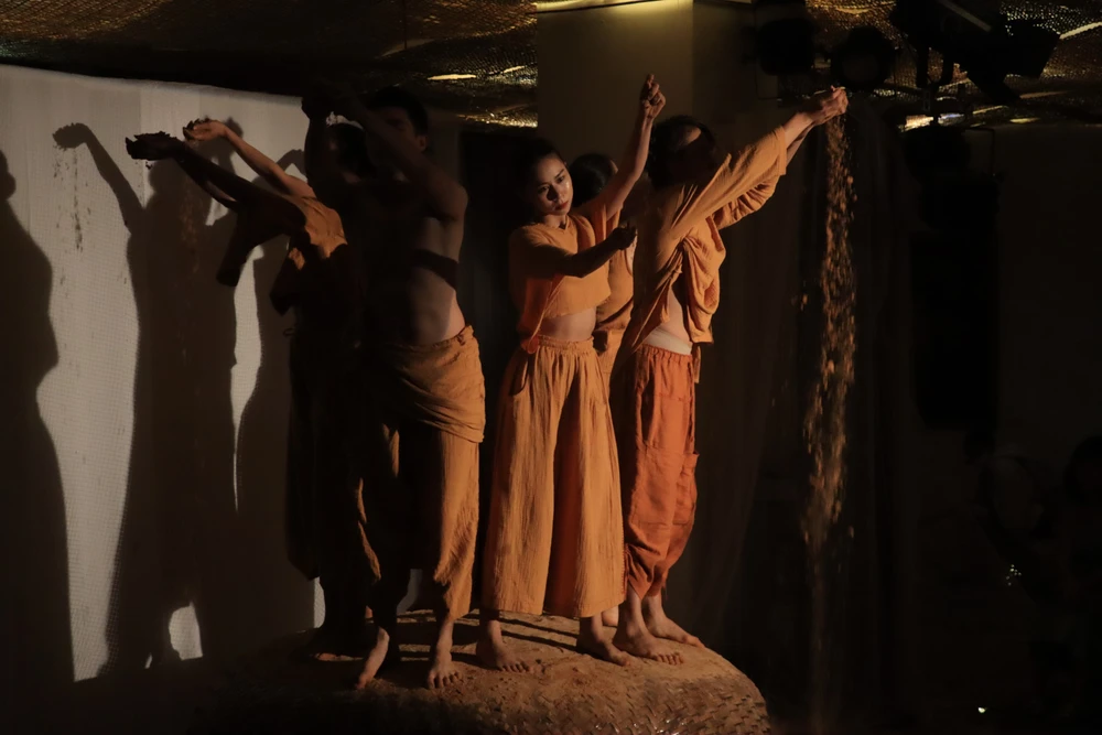 Các nghệ sĩ có khoảng một tháng sống ở Côn Đảo để lấy cảm hứng sáng tạo. Ảnh: HÀ NGUYỄN