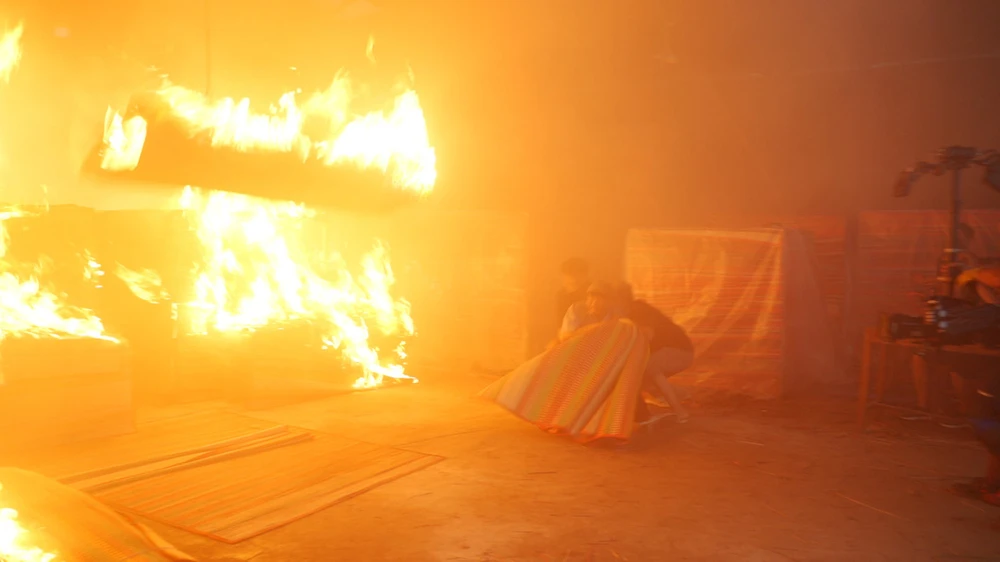 Hình ảnh đốt chiếu để phục vụ cho việc quay phim của đoàn phim Lật mặt 6. Ảnh: ĐPCC