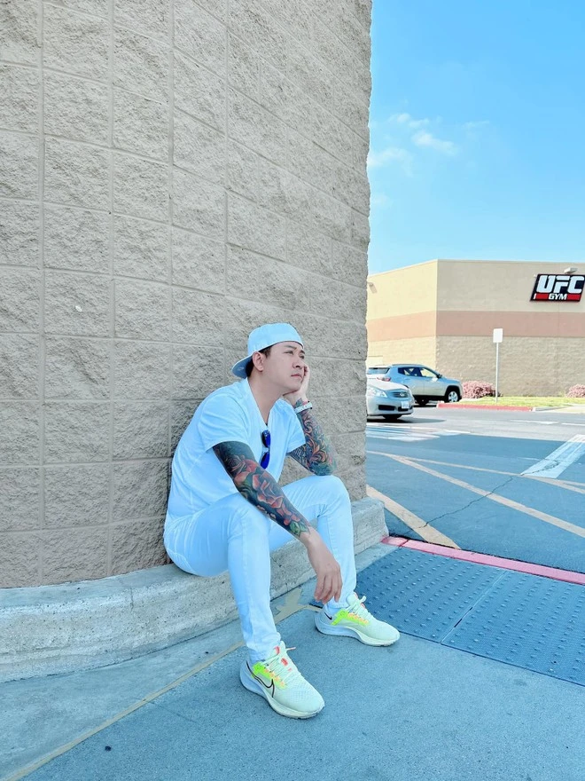 Ca sĩ Tuấn Hưng hiện vẫn đang lưu diễn ở nước ngoài.