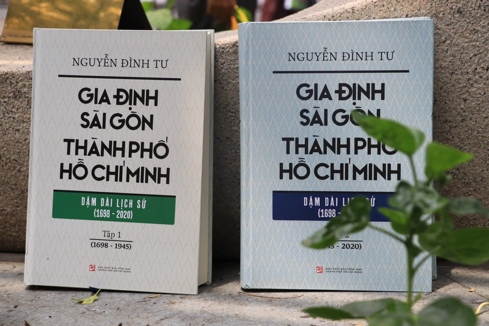 Tác phẩm "Gia Định - Sài Gòn - Thành phố Hồ Chí Minh, dặm dài lịch sử (1698-2020)" của Nhà nghiên cứu Nguyễn Đình Tư. Ảnh: HÀ NGUYỄN