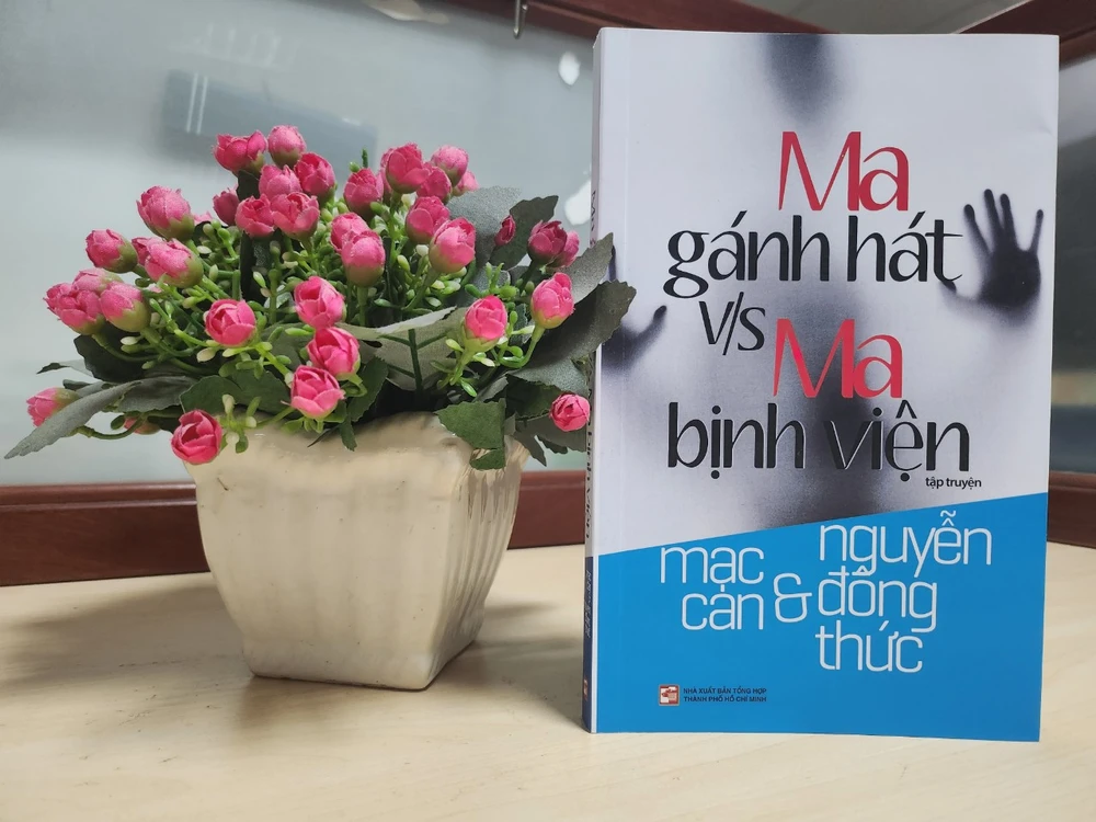 Tác phẩm "Ma gánh hát v/s Ma bệnh viện" của nhà văn Nguyễn Đông Thức và nghệ sĩ Mạc Can. Ảnh: H.N Tác phẩm "Ma gánh hát v/s Ma bệnh viện" của nhà văn Nguyễn Đông Thức và nghệ sĩ Mạc Can. Ảnh: H.N
