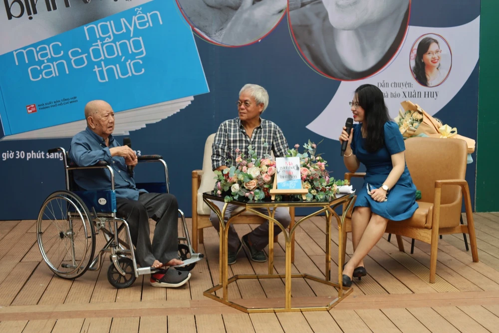 Từ trái sang: Nghệ sĩ, nhà văn Mạc Can và nhà văn Nguyễn Đông Thức tại buổi giao lưu ra mắt sách. Ảnh: QUỐC HƯƠNG Từ trái sang: Nghệ sĩ, nhà văn Mạc Can và nhà văn Nguyễn Đông Thức tại buổi giao lưu ra mắt sách. Ảnh: QUỐC HƯƠNG