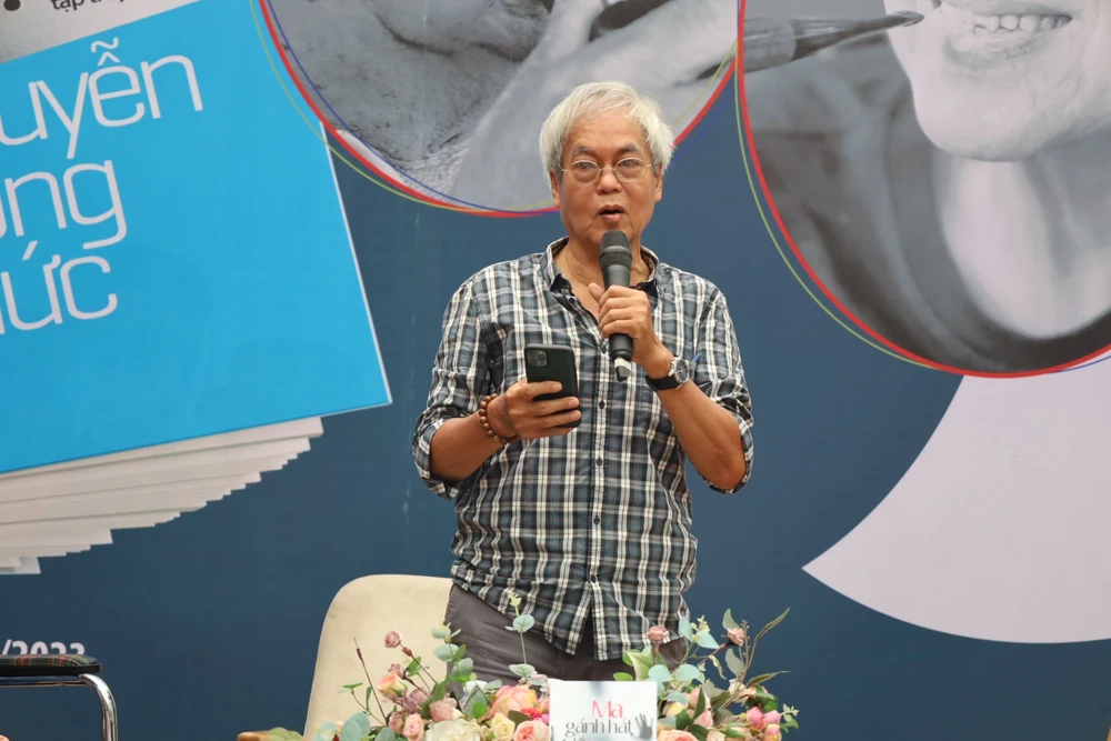 Nhà văn Nguyễn Đông Thức chia sẻ tại buổi giao lưu Nhà văn Nguyễn Đông Thức chia sẻ tại buổi giao lưu