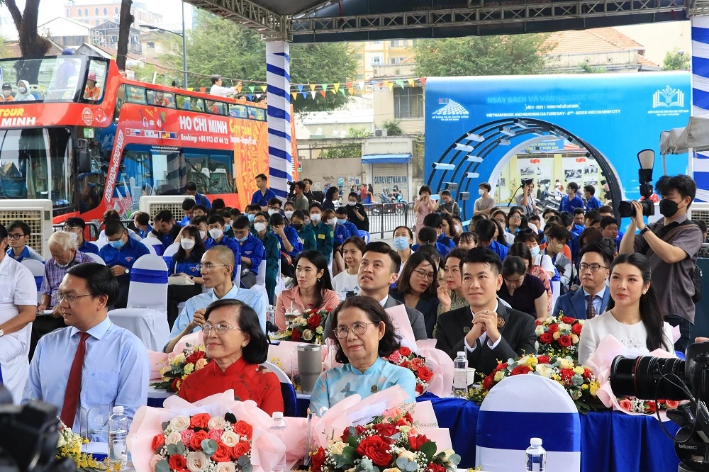 Các đại sứ cùng đoàn viên tại chương trình