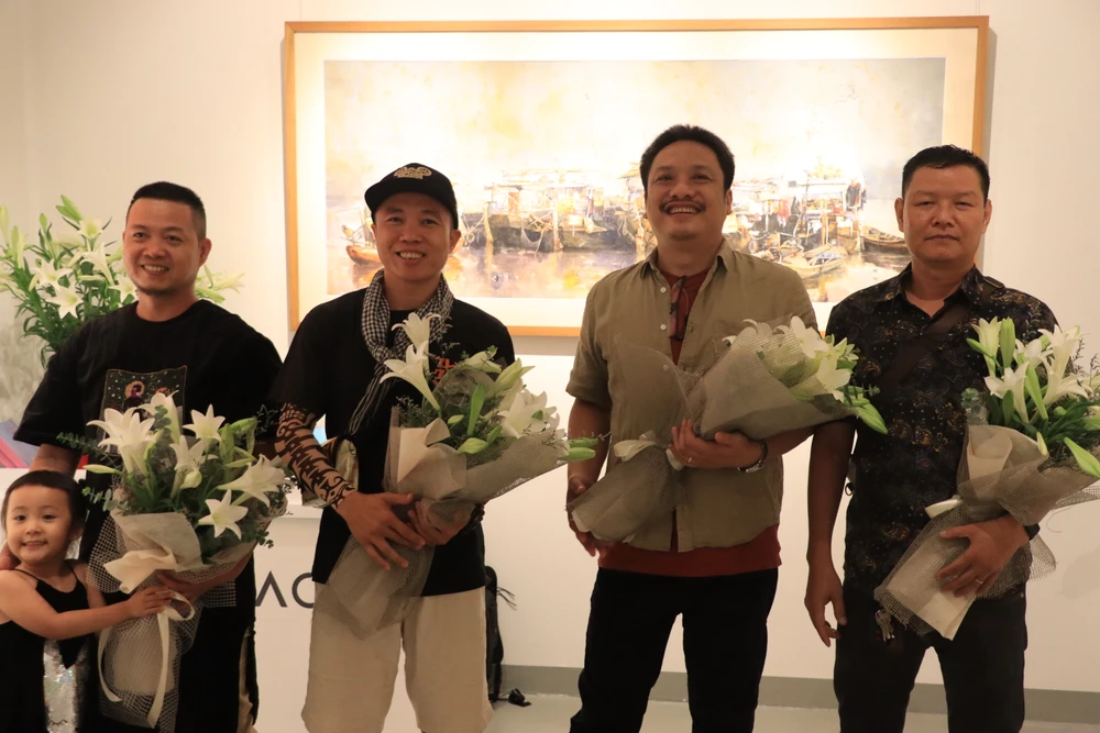 Từ trái sang: Họa sĩ Đinh Văn Sơn, Hồ Hưng, Bùi Tiến Tuấn và Mạc Hoàng Thượng tại triển lãm. Ảnh: HÀ NGUYỄN.