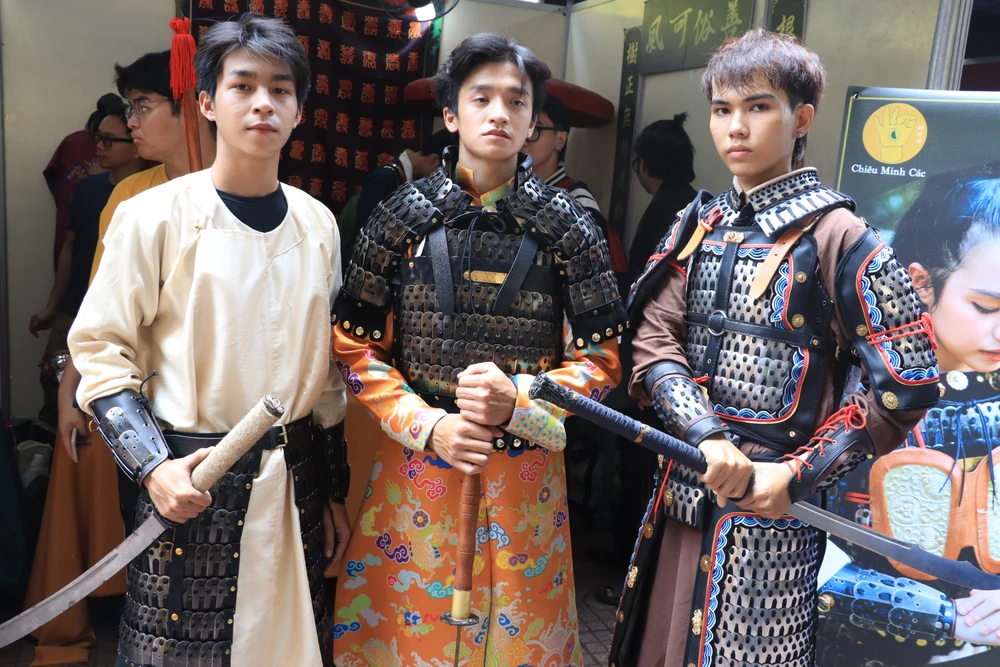 Giáp phục được các bạn sinh viên khoác lên mình đầy uy nghiêm