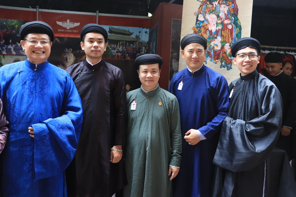 TS.Phan Thanh Hải (bìa trái) cùng các nhà nghiên cứu, sưu tập.