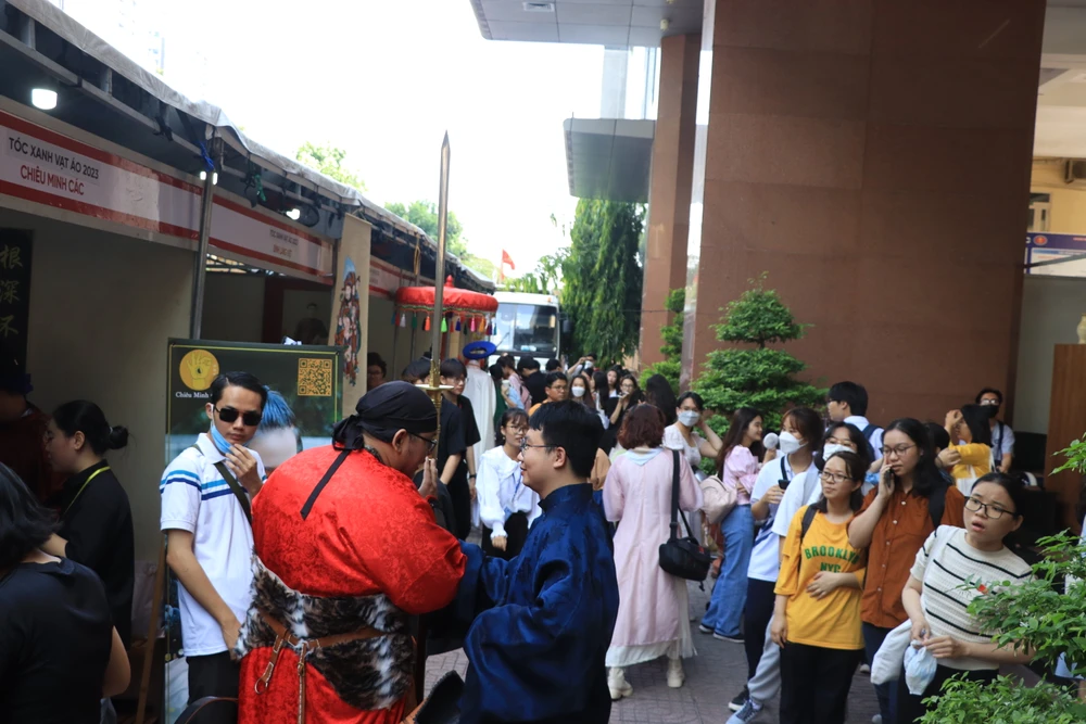Đông đảo sinh viên, khách tham quan đến thưởng lãm cũng như trải nghiệm