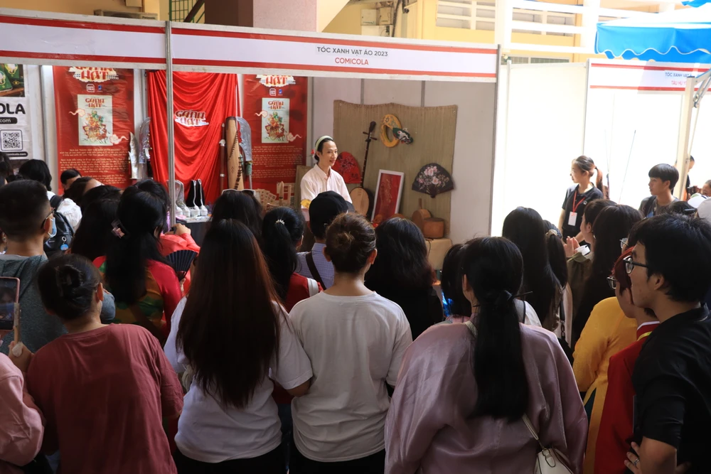 Chương trình biểu diễn nghệ thuật dân gian thu hút đông đảo bạn trẻ