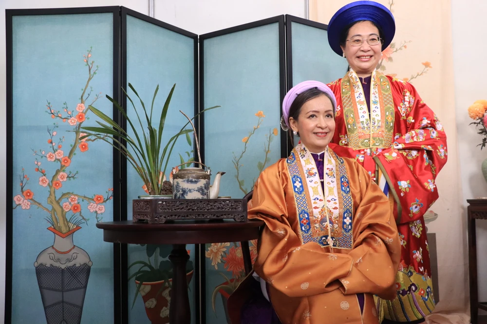 Nghệ sĩ đàn tranh Hải Phượng và TS Lê Thị Ngọc Diệp, Chủ tịch Hội đồng trường ĐH Khoa học Xã hội và Nhân văn trong trang phục áo Nhật Bình