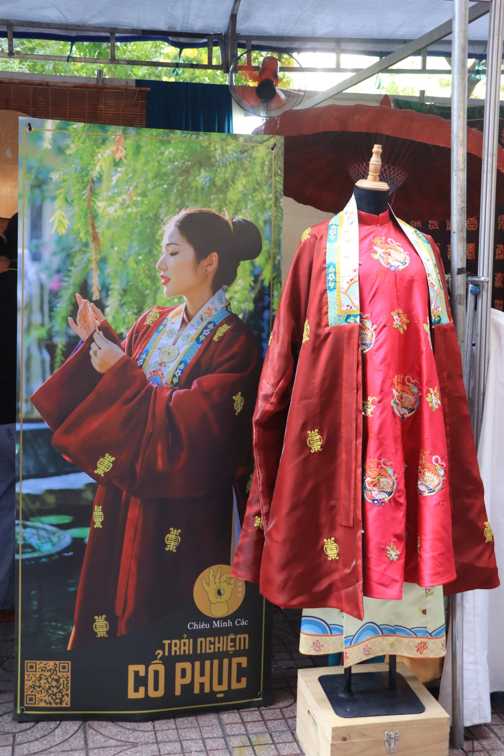 Áo Nhật bình được trưng bày tại ngày hội