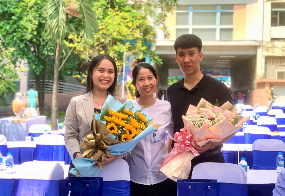 TS-BS Vương Thị Ngọc Lan, con gái của GS-TS Nguyễn Thị Ngọc Phượng hội ngộ cùng Lưu Tuyết Trân và Mai Quốc Bảo tại buổi lễ