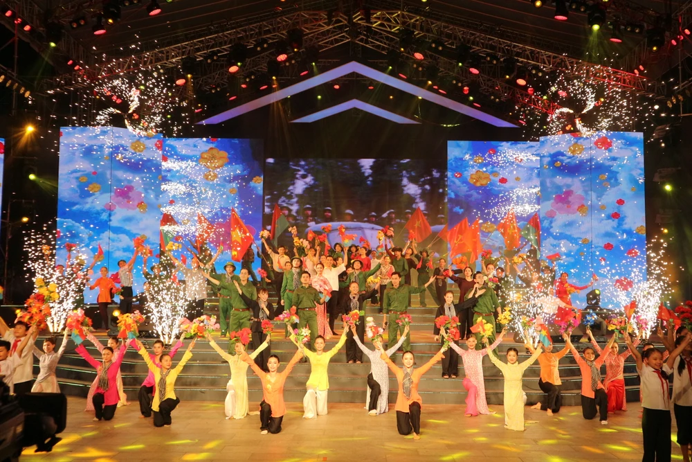 Liên khúc "Tiến về Sài Gòn - Đất nước trọn niềm vui" do nhóm 135 và Nhật nguyệt thể hiện. Ảnh: HÀ NGUYỄN