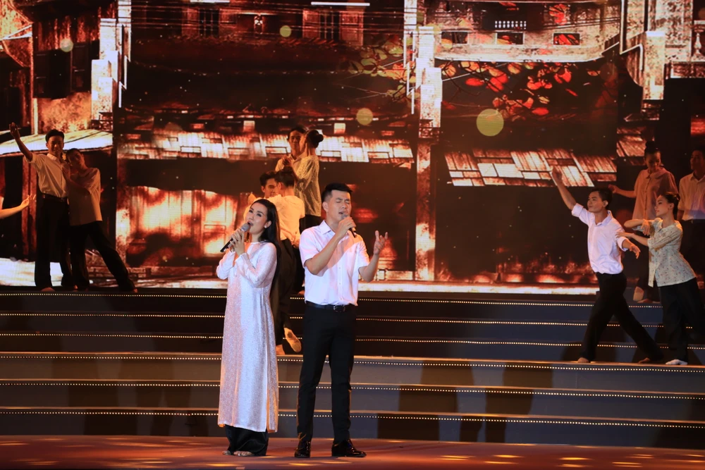 Võ Hạ Trâm và Hồ Trung Dũng thể hiện ca khúc "Bức thư viết vội".